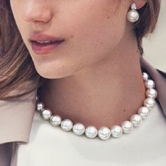 model wearing pearl set